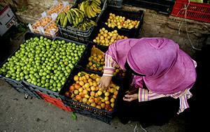 Una mujer palestina compra fruta en un mercado. (Foto: REUTERS)