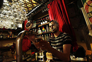Un camarero fuma mientras sirve cerveza en un local de Estambul. (Foto: Reuters)