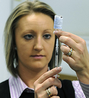 Una enfermera prepara una dosis de la nueva vacuna (Foto: AP | CSL, Michael Lauri)
