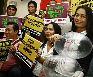 Un grupo de activistas asiticos se manifiestan por los derechos de los seropositivos. (Foto: Afp)
