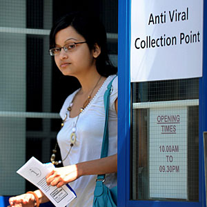 Una mujer sale del centro de distribución del antiviral Tamiflu, en Londres. (Foto: Andy Rain)