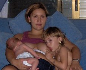 Désirée Sanz, junto a sus hijas. Yaiza con cuatro años y Alexia, recién nacida en una imagen de 2005.