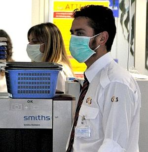 Un trabajador del aeropuerto de Creta, con mascarilla. (Foto: Efe)
