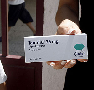 Una mujer muestra una caja de Tamiflu. (Foto: Nacho Doce | Reuters)