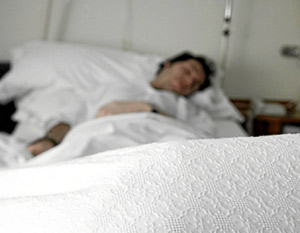 Un paciente descansa en la cama de un hospital. (Foto: I. Diego)