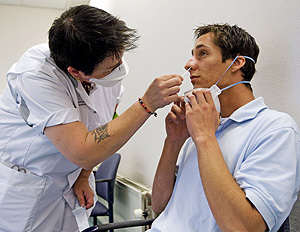 Una sanitaria le toma una muestra a un paciente (Foto: AFP | Robin Utrecht)