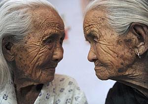 Dos ancianas chinas se observan (Foto: Reuters)