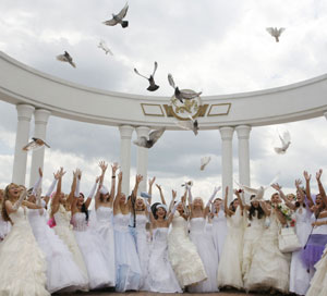 Mujeres recin casadas posan con sus vestidos en una 'parade de novias' en Rusia. (Fotos: Reuters)