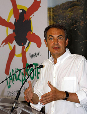 Zapatero en una comparecencia reciente en Lanzarote (Foto: AFP)