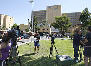 Medios de comunicacin, ayer, a las puertas del hospital (Foto: Benito Pajares)
