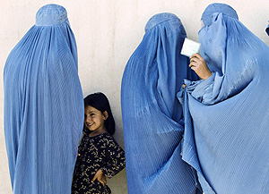 Una nia junto a varias mujeres afganas que esperan para votar (Foto: Reuters | Raheb Homavandi)