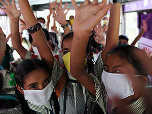 Nios indios con mascarillas (Foto: AFP | Sam Panthaky)
