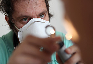 Un médico examina a un paciente protegido con mascarilla (Foto: AFP | Richard Bouhet)