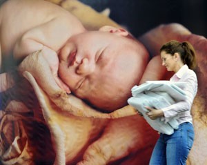 Una mujer pasa delante de un cartel con un beb. (Foto: Afp)