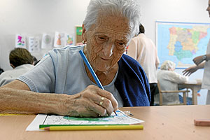 Una mujer en un centro de Alzheimer. (Foto: Carlos Miralles)