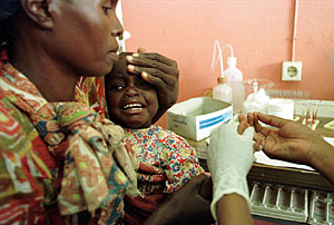 Una mujer con su hija, hacindole la prueba de la malaria en un hospital en Manicha (Foto: Karel Prinsloo | AP)