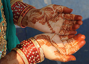 Las manos tatuadas de una mujer india musulmana. (Foto: AFP | Noah Seelam)