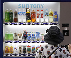 Una joven utiliza una mquina expendedora de refrescos en Tokio. (Foto: REUTERS)