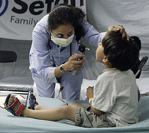 Una doctora examina a un nio con sntomas de gripe. (Foto: Ap)