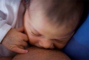 Los expertos afirman que la leche materna cubre todas las necesidades fisiolgicas del beb. (Foto: SINC)