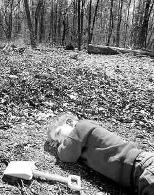 Un niño autista descansa en el campo. (Foto: Linda Stelter)