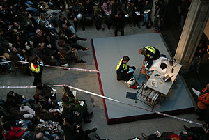 Simulacro de asesinato en la sede de la guardia urbana de Barcelona. (Foto: Rudy)
