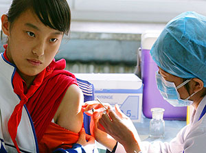 Una niña recibe la vacuna contra la gripe A en China. (Foto: AFP)