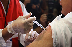 Un hombre recibe la vacuna de la gripe A en EEUU (Foto: David McNew)