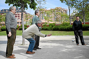 Un grupo de pensionistas jugando a la petanca. (Foto: Carlos Alba)