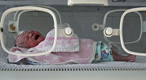 Un recin nacido en una incubadora. (Foto: Simon Zo | Reuters)