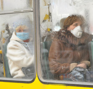 Ciudadanos con mascarilla para evitar el contagio en Ucrania. (Foto: AFP)