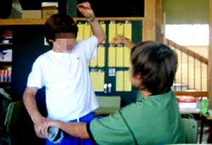 Imagen de televisin de un nio de 11 aos que supuestamente es agredido por otro. (Foto: EFE)