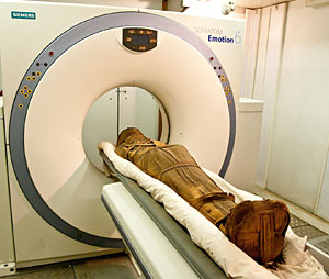 La momia de Esankh bajo el escner. (Foto: Michael Miyamoto | UC San Diego)