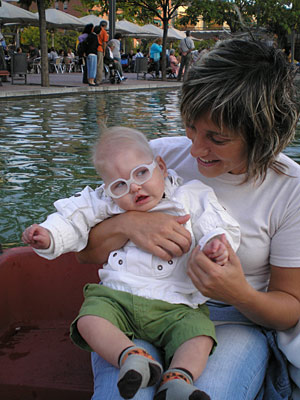 Susanna Blasco sostiene a su hijo lex, afectado por una enfermedad rara. / EL MUNDO