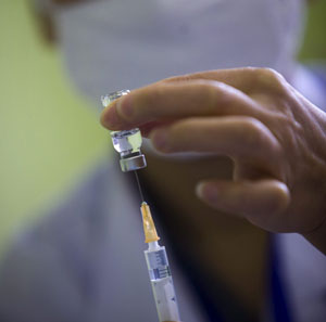 Preparación de una vacuna contra la gripe A. (Foto: EFE)