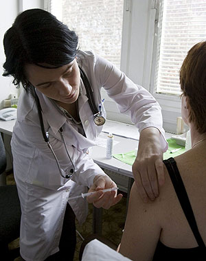 Una mujer se vacuna contra la gripe A en Budapest. (Foto: EFE)