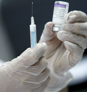 Un sanitario prepara una dosis inyectable de la vacuna. (Foto: EFE)