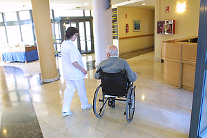 Un anciano en silla de ruedas. (Foto: EL MUNDO)