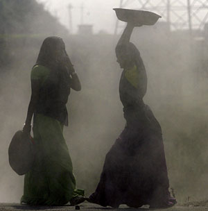 Dos mujeres trabajan en la construcción de carreteras. (Foto: Arko Datta | Reuters)