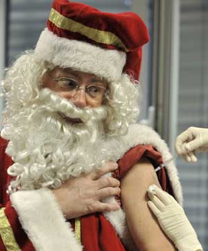 Un Pap Noel recibe la vacuna en Hungra. (Foto; Ap)