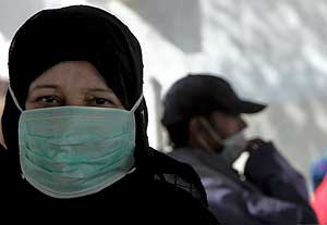 Una mujer se protege con una mascarilla mientras espera atencin mdica en el hospital Al Shifa, en la franja de Gaza. (Foto: EFE)