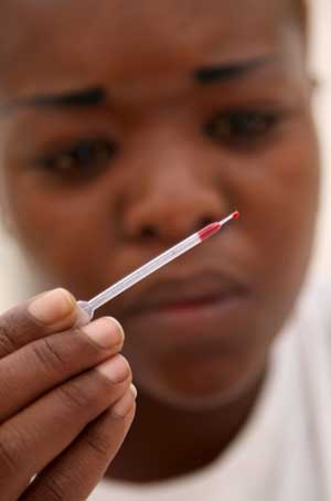 Una especialista realiza un anlisis de VIH en Johannesburgo (Foto: EFE)