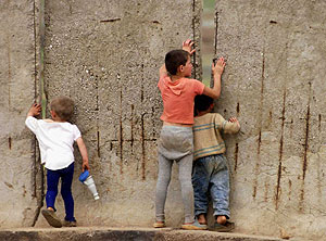 Nios refugiados albanokosovares mirando a travs de un muro. (Foto: Luca Bruno | AP)