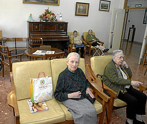Dos ancianas ven la televisin en una residencia (Foto: Patxi Corral)