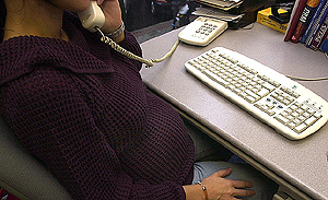 Una mujer embarazada trabajando en una oficina. (Foto: Rafa Martn)