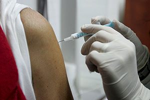 Un hombre se vacuna de la gripe A. (Foto: EFE)