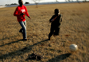 Niños jugando al fútbol al sur de Johanesburgo, Sudáfrica (Foto: AFP | Paballo Thekiso)