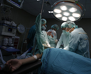 Un equipo de cirujanos en acción (Foto: AFP | Said Khatib)