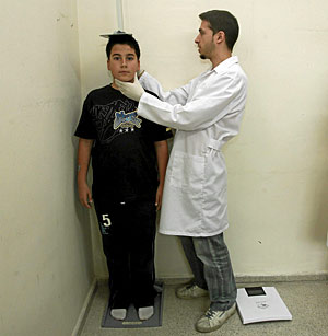 Un niño se somete a una revisión médica en su colegio. (Foto: Montse Álvarez)