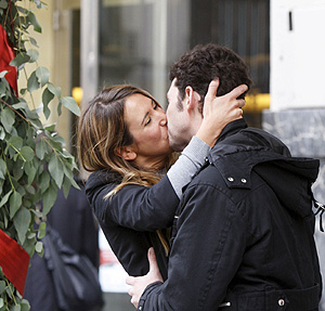 Una pareja se besa en Pamplona (Foto: EFE | Jesús Diges)